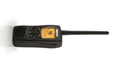 Nueva radio VHF flotante con DSC de Clase D cargada de prestaciones. Nueva radio VHF flotante con DSC de Clase D cargada de prestaciones.