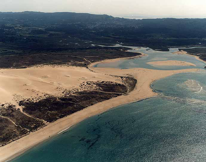 Dunas y salida al mar de la lagoa de Vixan Dunas y salida al mar de la lagoa de Vixan