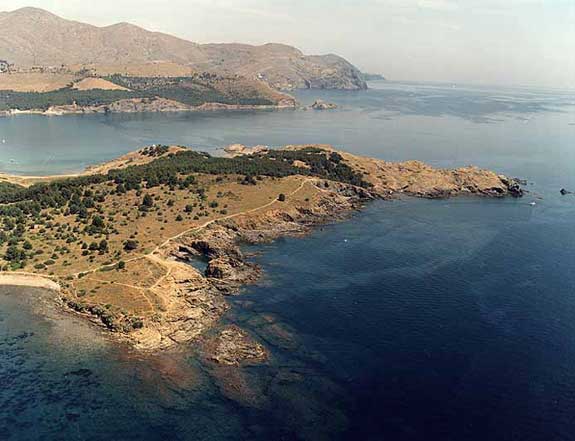 Punta Canyelles (Llança). Bahía de Cap Ras, Islote Grossa y Bahía de Colera.