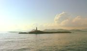 Els Freus. Isla y faro dès Penjats, Al fondo Ibiza. 