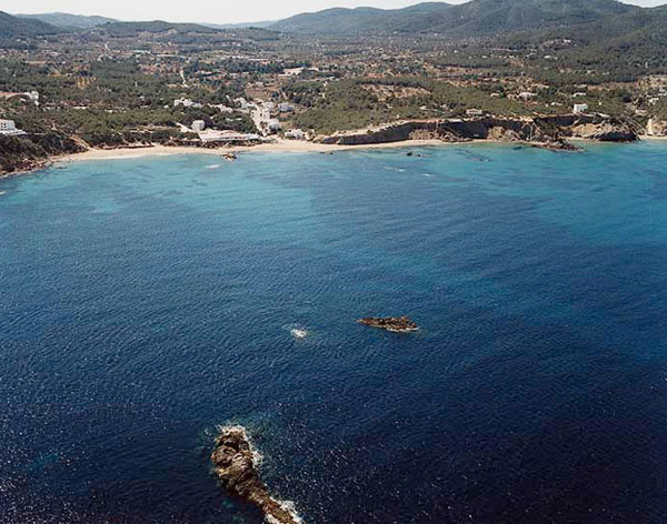 Platja d'Es Figueral y escollos negros Platja d'Es Figueral y escollos negros