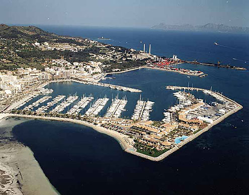 Alcudia. El islote a la isq. de las chimeneas es Illa d'Alcanada. Al fondo Cap Ferruts.