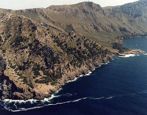 Proximidades de Cap de Ferruts virando hacia la bahía de Alcudia. Al fondo el pequeño dique de Es Ca Proximidades de Cap de Ferruts virando hacia la bahía de Alcudia. Al fondo el pequeño dique de Es Ca