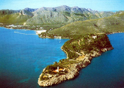 Punta de l'Avançada. A la izq. la Base Naval de Pollença