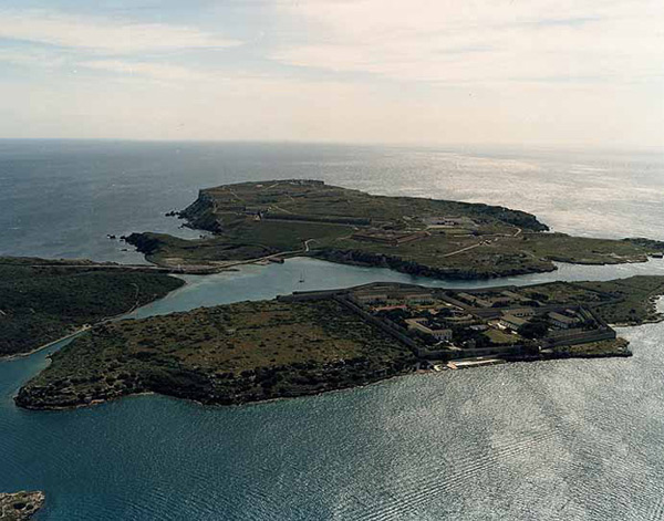 Península de la Mola. Ribera N de la bahía de Mahó