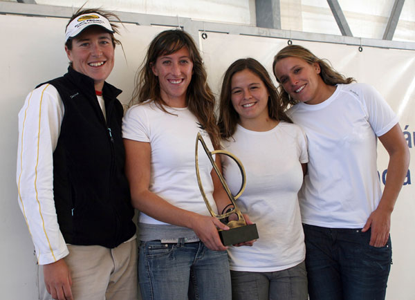 Tamara Echegoyen (izquierda) con su tripulación y el trofeo como campeonas