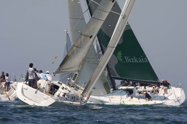 EL-BIZKAIA-MAITENA-EN-PLENA-REGATA