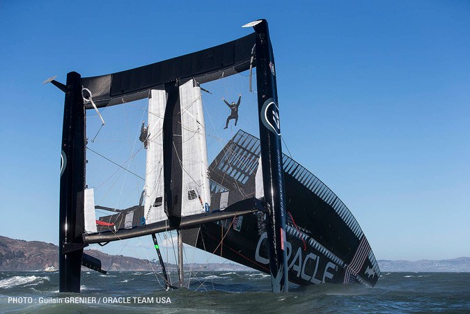 Volcada del ORACLE TEAM USA 17 AC72 el 16/10/2012