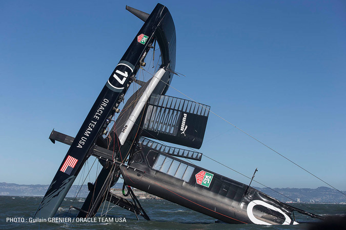 Volcada del ORACLE TEAM USA 17 AC72 el 16/10/2012