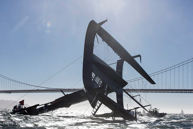 Volcada del ORACLE TEAM USA 17 AC72 el 16/10/2012