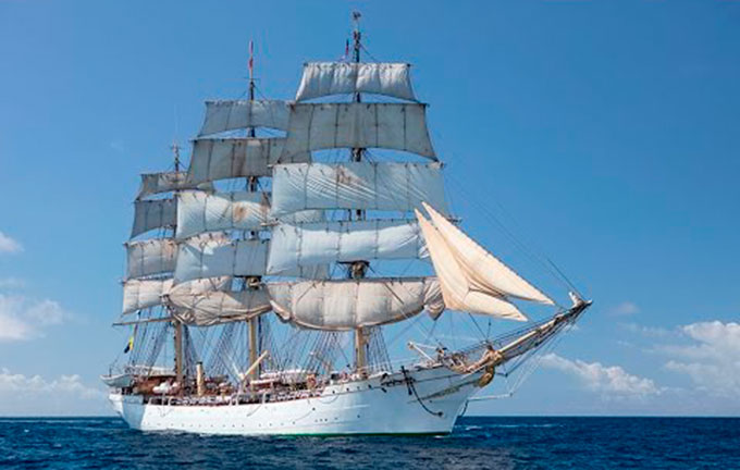 Danmark Fragata de aparejo completo propiedad de la Autoridad Marítima Danesa Danmark Fragata de aparejo completo propiedad de la Autoridad Marítima Danesa