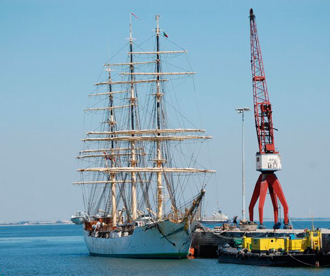  Danmark Fragata de aparejo completo propiedad de la Autoridad Marítima Danesa 