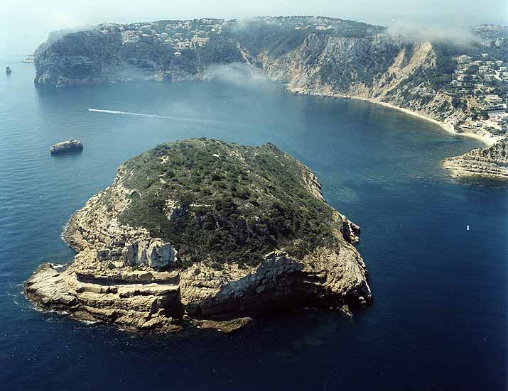 Isla de Portichol desde el N. Al fondo todo el frontón de cabo la Nao