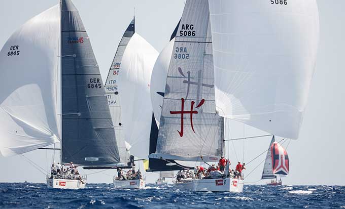 La flota de BMW ORC 1 navegando en la bahía de Palma.