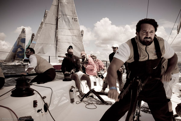 Fotos a bordo del Bribón durante la regata de entrenamiento del Circuito MedCup en Cascais