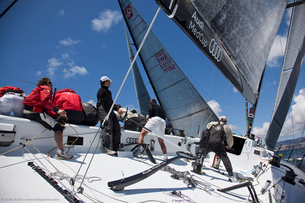 Fotos a bordo del Bribón durante la regata de entrenamiento del Circuito MedCup en Cascais