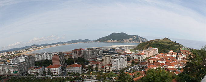 Laredo. Puerto, Playa de La salvé. Al fondo Santoña