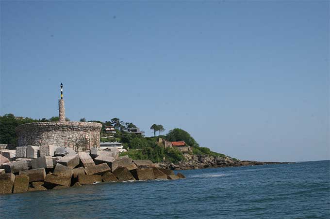 Codo del dique de abrigo del puerto pesquero de Hondarribia y balizamiento Codo del dique de abrigo del puerto pesquero de Hondarribia y balizamiento