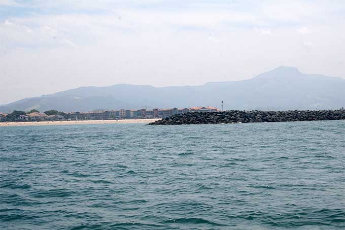 Por la aletra de Er. la playa de Hendaya