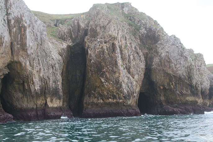 Cuevas en el acantilado Cuevas en el acantilado