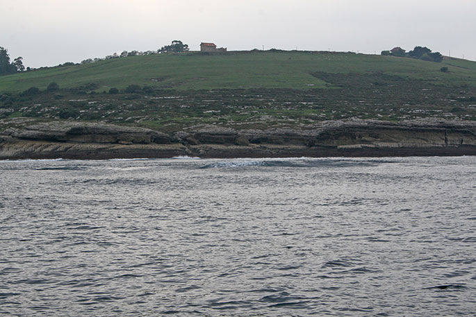 Rompientes entre Punta del Castillo y Punta Liñera un día calmo Rompientes entre Punta del Castillo y Punta Liñera un día calmo