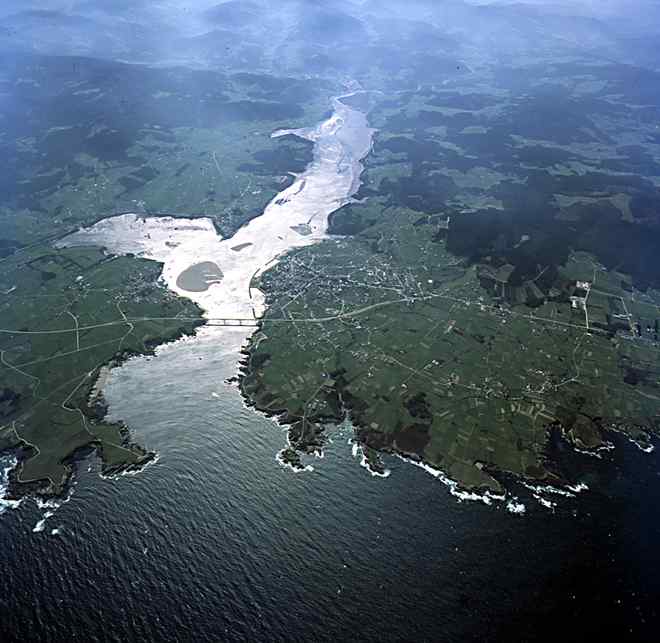 Ría de Ribadeo. Vista general de la Ría y Estuario del río Eo de 5,5M de fondo en dirección 190º Ría de Ribadeo. Vista general de la Ría y Estuario del río Eo de 5,5M de fondo en dirección 190º