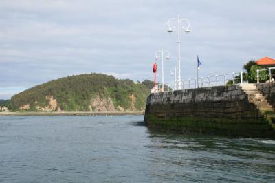 Ribadesella - En la curva.- Muelle de encauzamiento.- Ría.- Margen Este