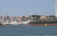 Luz amarilla dique Sokoburu. Bahía de Txingudi