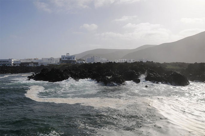 Día de NE con la mar trabajando en el antepuerto de Orzola