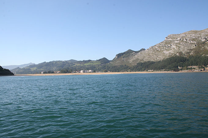 Playa de Oriñon desde el mar