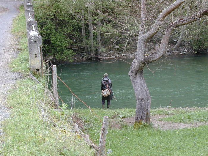 Pescando a la salida del puente