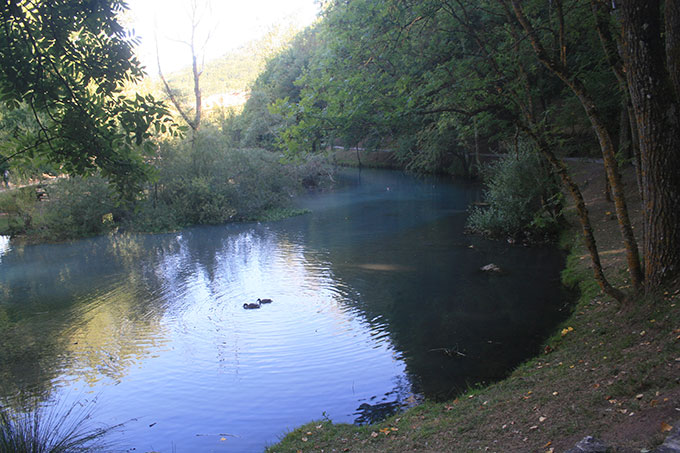 Poco a poco hasta vencer la pequeña presa que contiene sus aguas