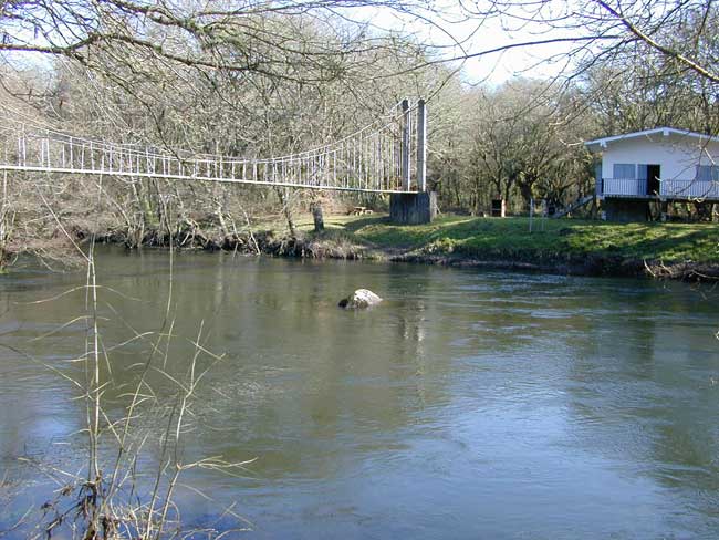 Puente colgante y refugio de pescadores