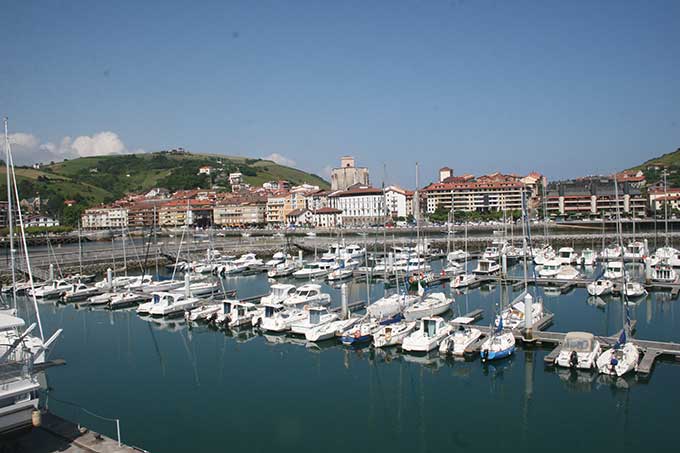 Enfrente a la marina, el casco histórico de Zumaia