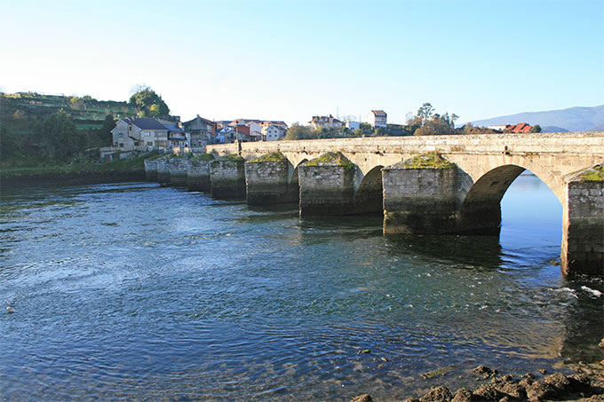 Puente románico de Pontesampaio Puente románico de Pontesampaio