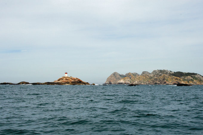 Islote Boeiro. Al fondo la Isla de San Martiño Islote Boeiro. Al fondo la Isla de San Martiño