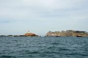 Islote Boeiro. Al fondo la Isla de San Martiño