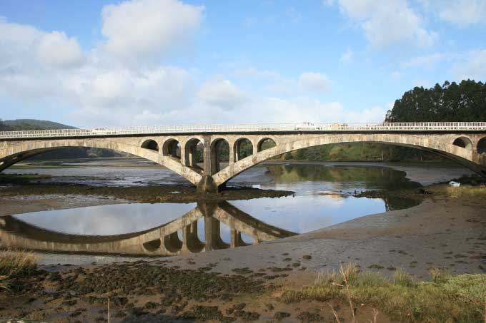 Puente sobre el río Das Mestas Puente sobre el río Das Mestas