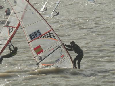 La sevillana Blanca Manchón se estrena líder entre la flota de RS:X Femenino, donde Marina Alabau es 4ª La sevillana Blanca Manchón se estrena líder entre la flota de RS:X Femenino, donde Marina Alabau es 4ª