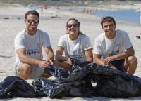 Dos medallistas y un diploma en Tokio limpian un arenal de Porto do Son