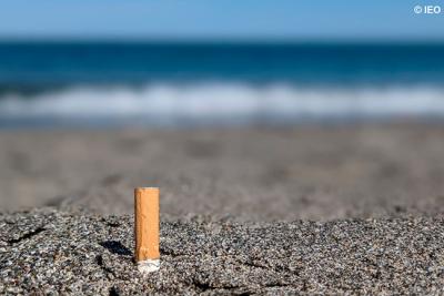 Las colillas arrojadas en las playas pueden suponer una fuente significativa de metales pesados en el océano 