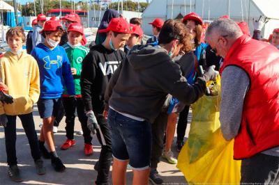 Más de 160 voluntarios participan en la limpieza en el RCN Valencia