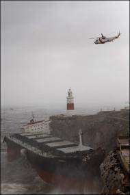 El Gobierno de Gibraltar adopta medidas para combatir el vertido del buque encallado
