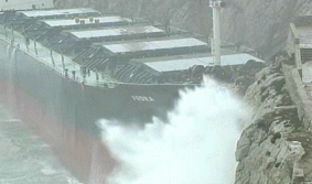 Ya hay 400 metros del litoral de la bahía de Algeciras manchados de chapapote Ya hay 400 metros del litoral de la bahía de Algeciras manchados de chapapote