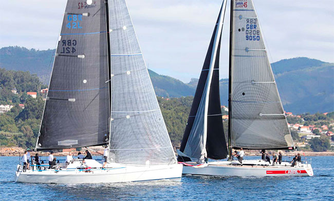2022-10-02-Abril-ya-ha-virado-la-baliza-de-desmarque-y-Magical-inicia-la-maniobra-(Foto-Pedro-Seoane)