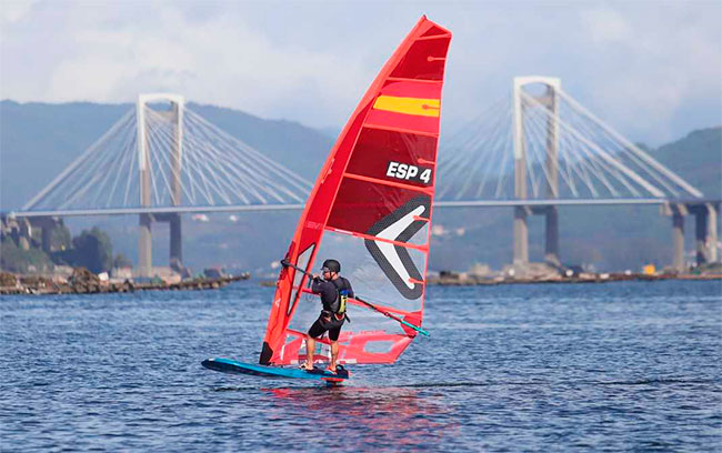 2022-10-30-Tomás-Vieito-con-el-Puente-de-Rande-al-fondo-(Foto-Pedro-Seoane)