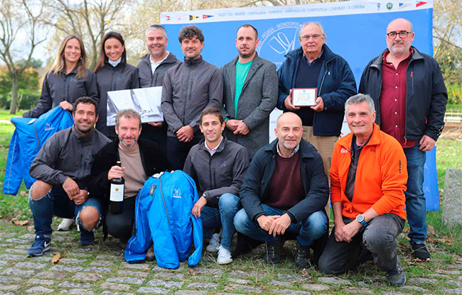 2022-11-06-Los-patrones-de-los-barcos-premiados-con-Carlos-Ladra-regidor-de-Cabanas-(Foto-Pedro-Seoane)