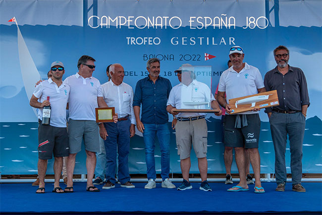 El-Alboroto-de-Juan-Carlos-Ameneiro-recibió-el-trofeo-del-campeonato,-la-placa-de-la-RFEV-y-el-trofeo-de-la-clase-J80-España-–-Foto-©-Clara-Giraldo
