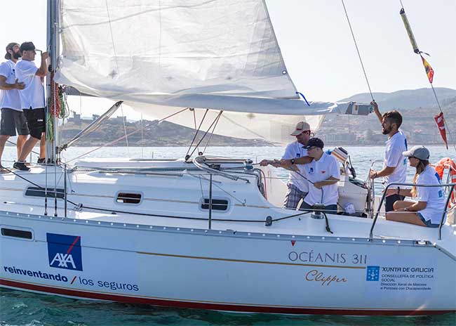 El-barco-AXA-Seguros-con-personas-con-discapacidad-se-estrenó-hoy-en-el-Trofeo-Príncipe-de-Asturias---Foto-Lalo-R-Villar