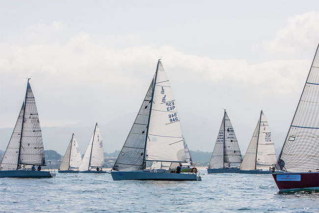 El-Campeonato-Gallego-Solitarios-y-A-Dos-salió-desde-la-bahía-de-Baiona----Foto-©-Rosana-Calvo